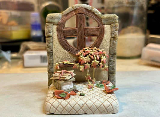 How Can You Sculpt Miniature Scenes That Look “Lived In”?