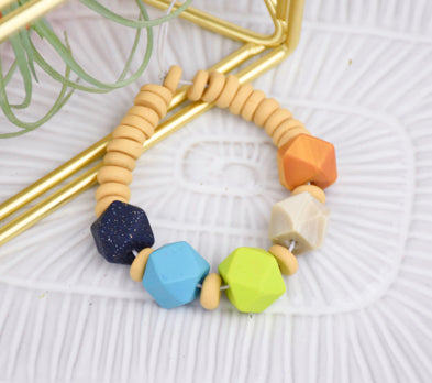  Faceted Beads Bracelet with navy blue, sky blue, light green, tan, and orange beads.