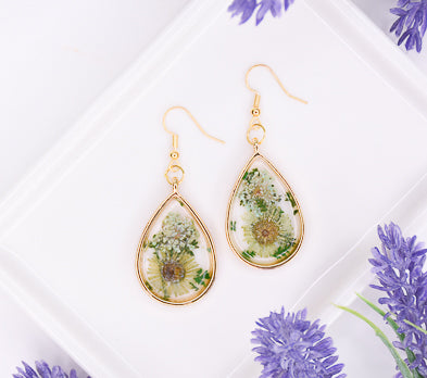 photo shows the final glamor shot of the earrings, PRETTY!