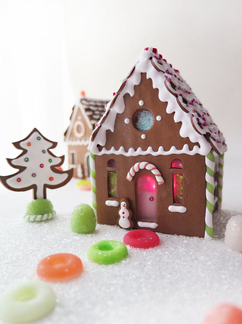 Premo Sweet Illuminated Gingerbread House Scene